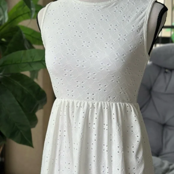 Elegant Milky White Sleeveless Dress - Picture 4 of 5